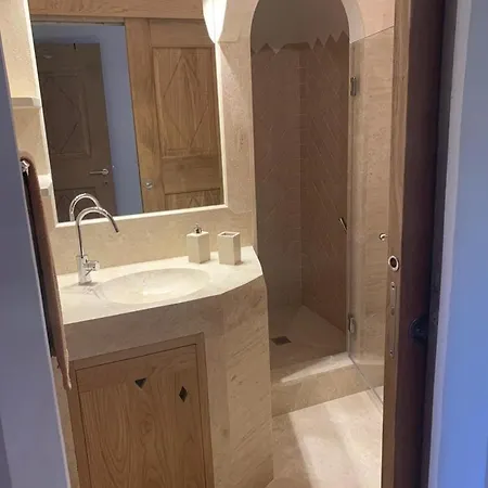 Francesca, Quite And 公寓 *